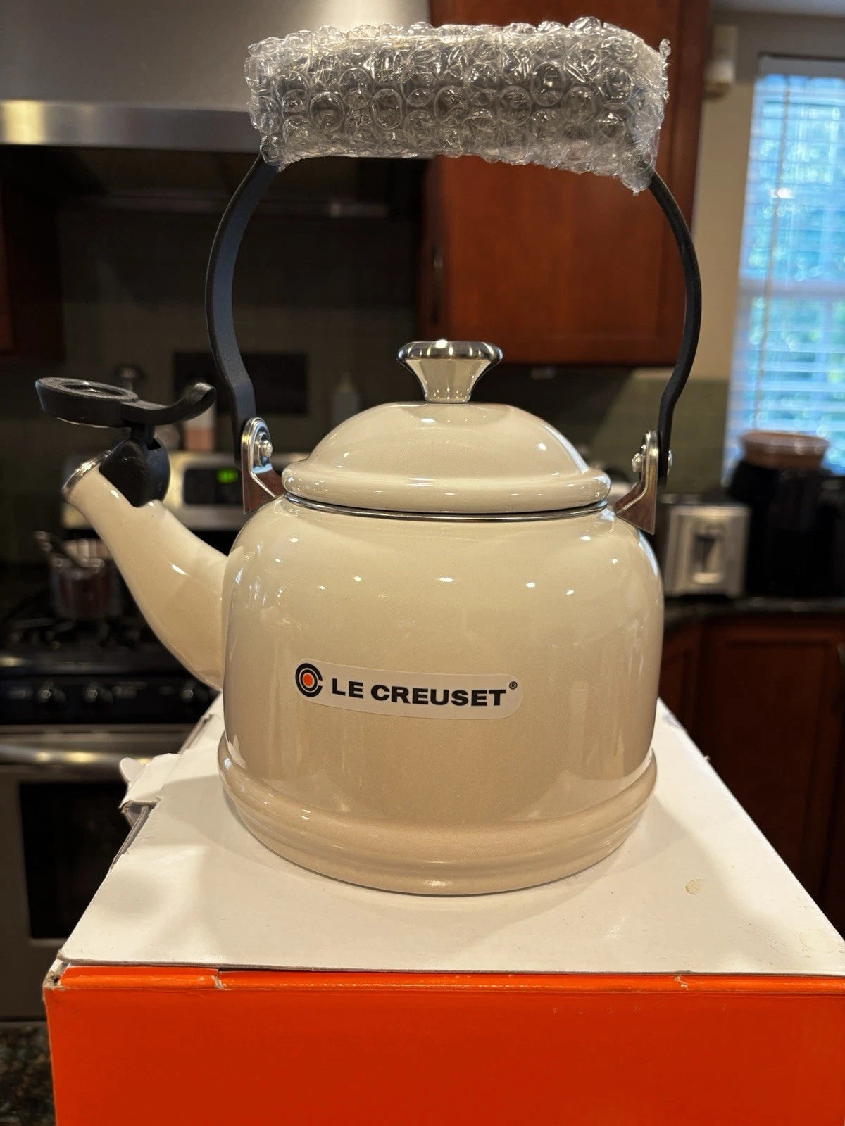 Le Creuset Demi Kettle Set W/ 2 14 Oz Mugs-Meringue-NIB