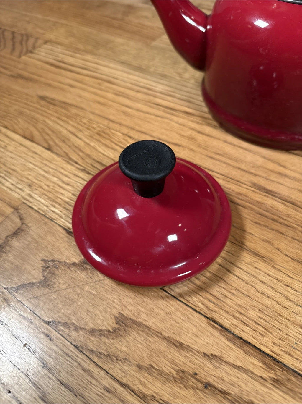 Le Creuset Traditional Red OMBRÉ Whistling Tea Kettle 1 Liters/ 1.25 US Quarts