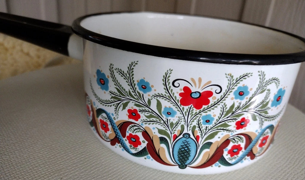 VTG White Enamelware Rosemaling Cookware 6 piece Tea pot stock pot sauce pan