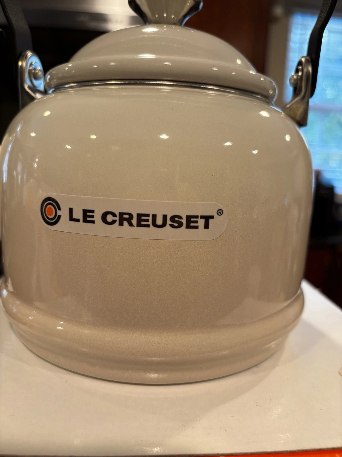 Le Creuset Demi Kettle Set W/ 2 14 Oz Mugs-Meringue-NIB