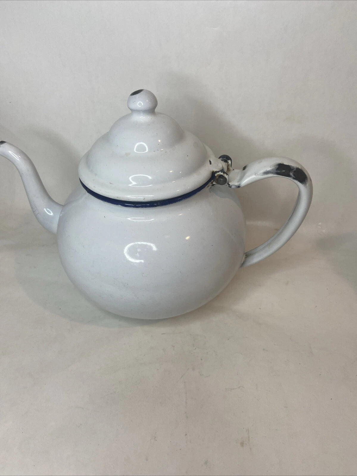 VINTAGE WHITE WITH BLUE TRIM ENAMEL WARE TEA POT