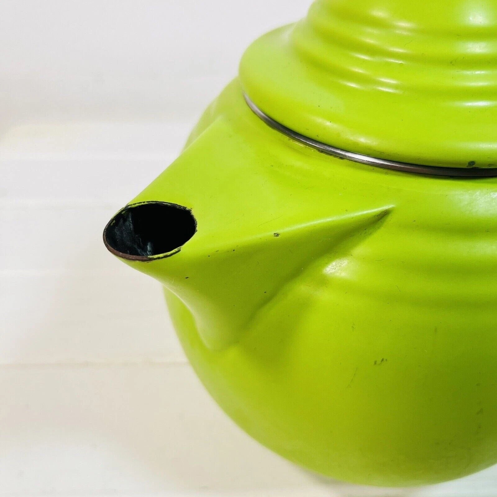 VINTAGE FIESTA MCM ENAMEL ON STEEL METAL CHARTREUSE GREEN TEA KETTLE TEAPOT