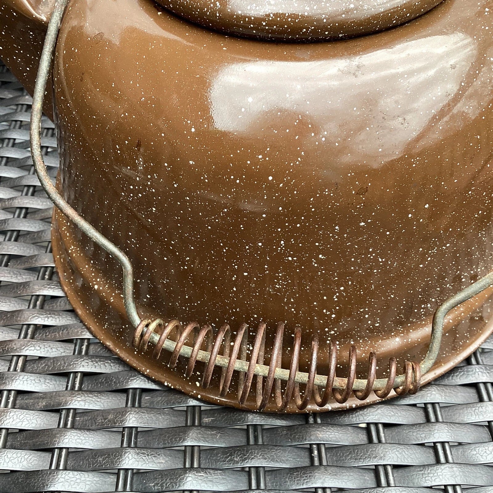 Vintage BROWN SPECKLED ENAMEL TEA KETTLE ~ Wire Spring Handle~ 96 ounce