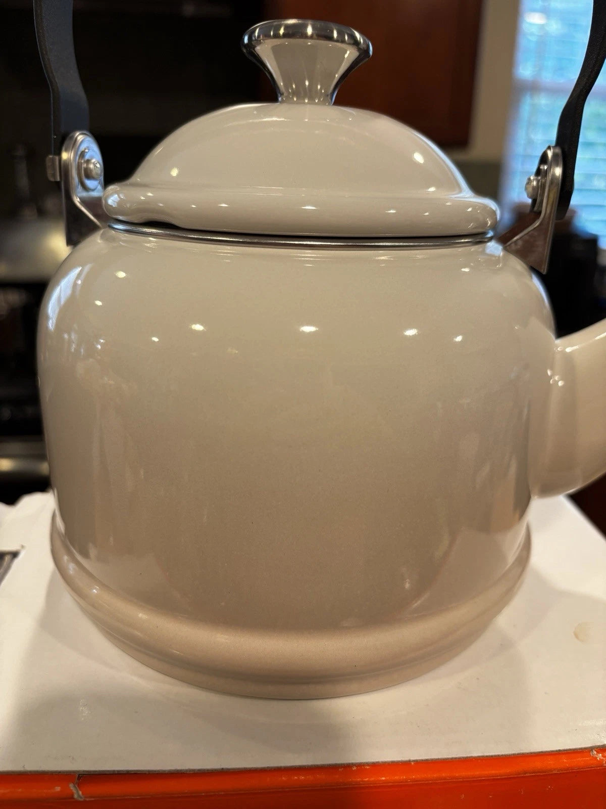 Le Creuset Demi Kettle Set W/ 2 14 Oz Mugs-Meringue-NIB