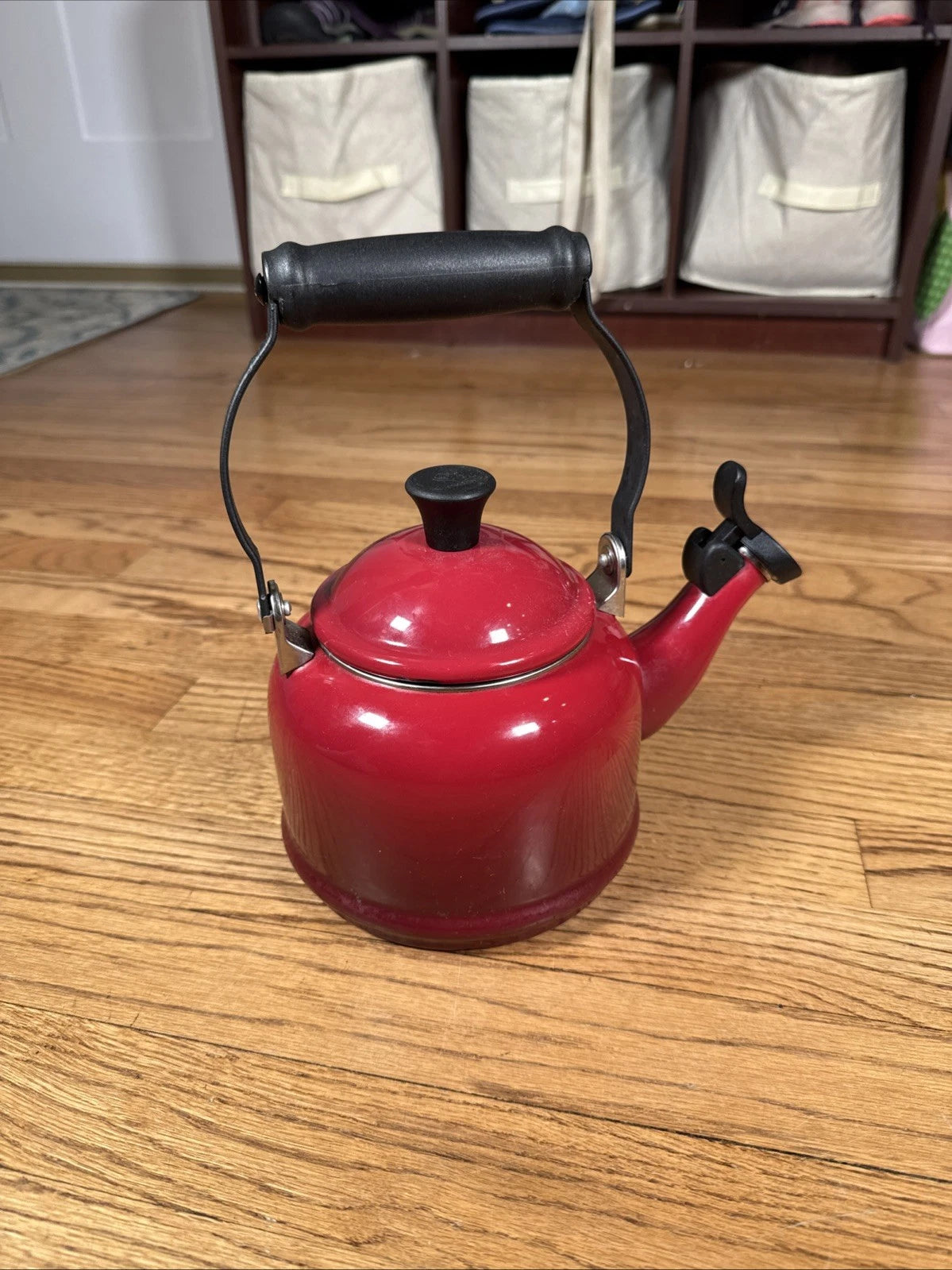 Le Creuset Traditional Red OMBRÉ Whistling Tea Kettle 1 Liters/ 1.25 US Quarts