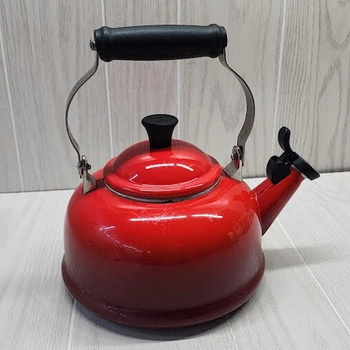 Le Creuset Whistling Tea Kettle Teapot Red Gradient Ombre 1.7 Qt 1.6L READ