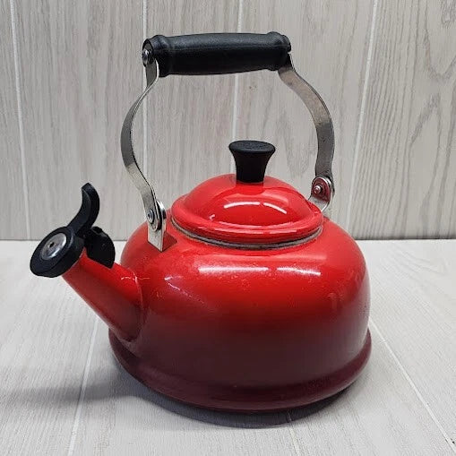 Le Creuset Whistling Tea Kettle Teapot Red Gradient Ombre 1.7 Qt 1.6L READ