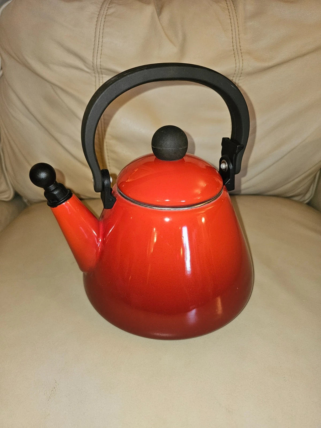 Le Creuset Red Enamel Tea Pot Kettle 1.7 Quart 1.6 Liter Flame Red