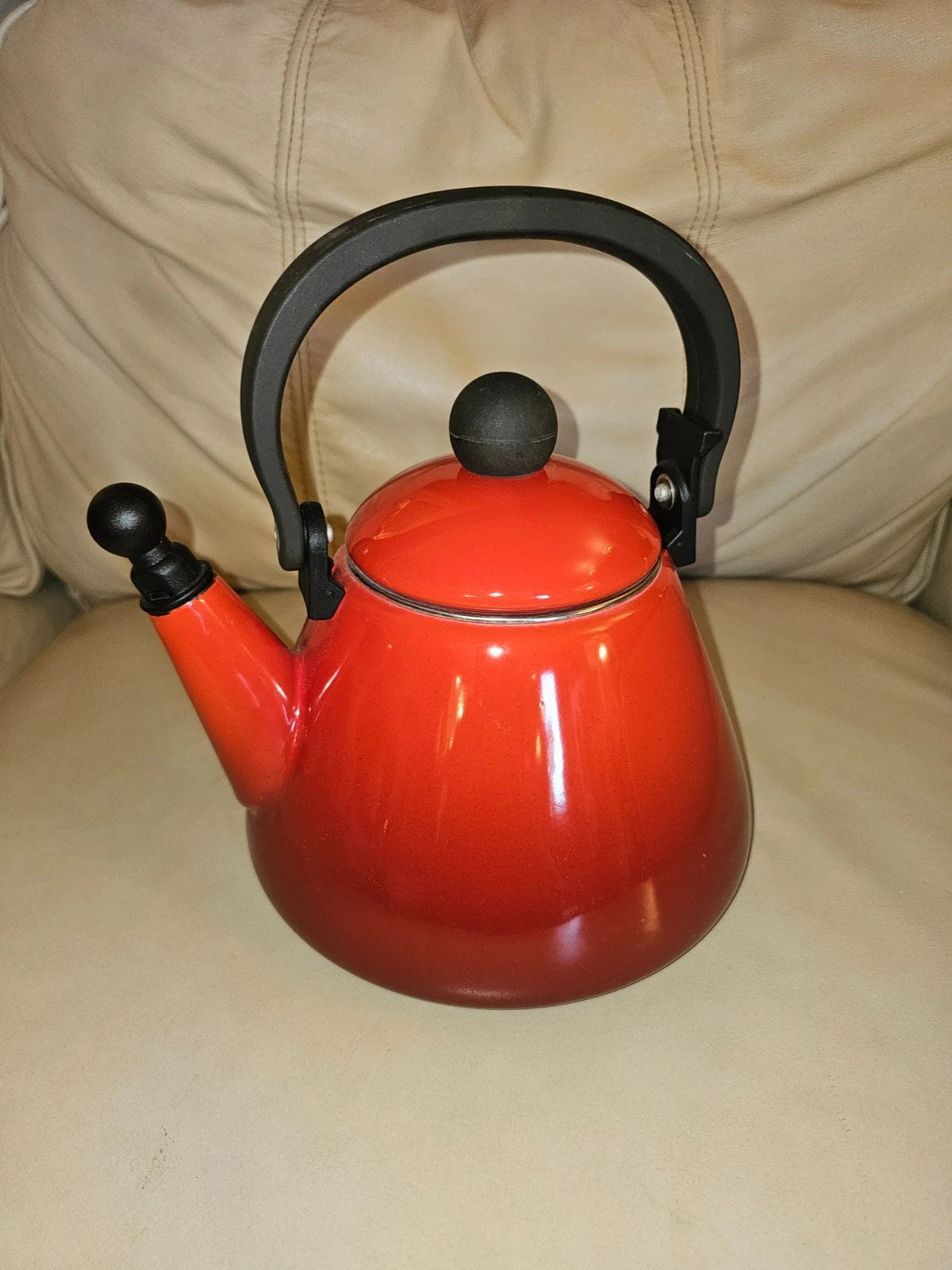Le Creuset Red Enamel Tea Pot Kettle 1.7 Quart 1.6 Liter Flame Red