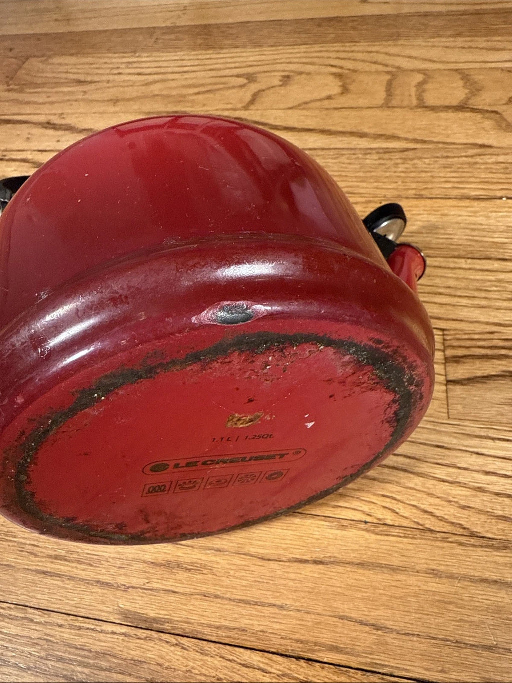 Le Creuset Traditional Red OMBRÉ Whistling Tea Kettle 1 Liters/ 1.25 US Quarts