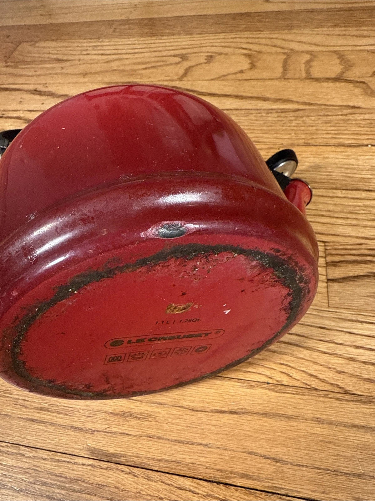 Le Creuset Traditional Red OMBRÉ Whistling Tea Kettle 1 Liters/ 1.25 US Quarts