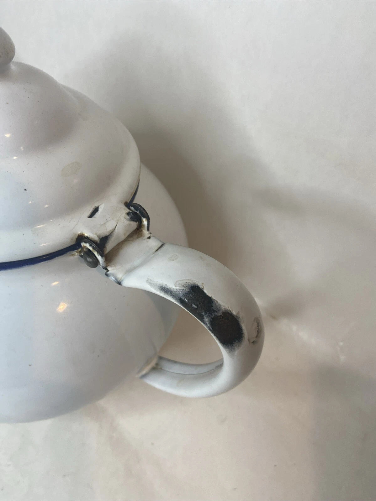 VINTAGE WHITE WITH BLUE TRIM ENAMEL WARE TEA POT