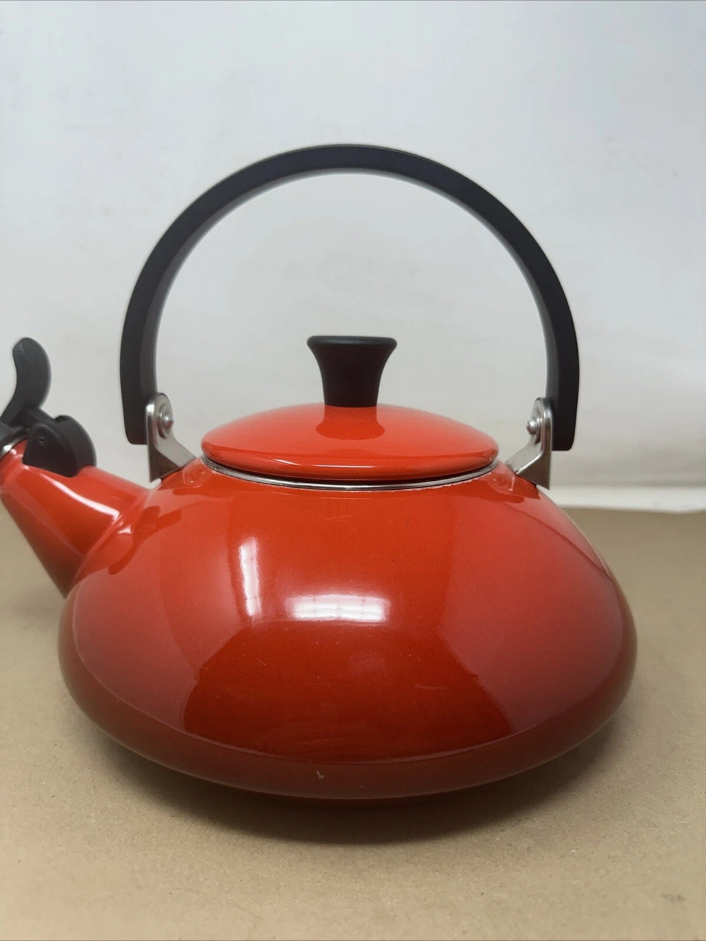 Le Creuset Whistling Tea Kettle Enamel on Steel 1.5L 1.6 Qt Red Zen Asian Shape