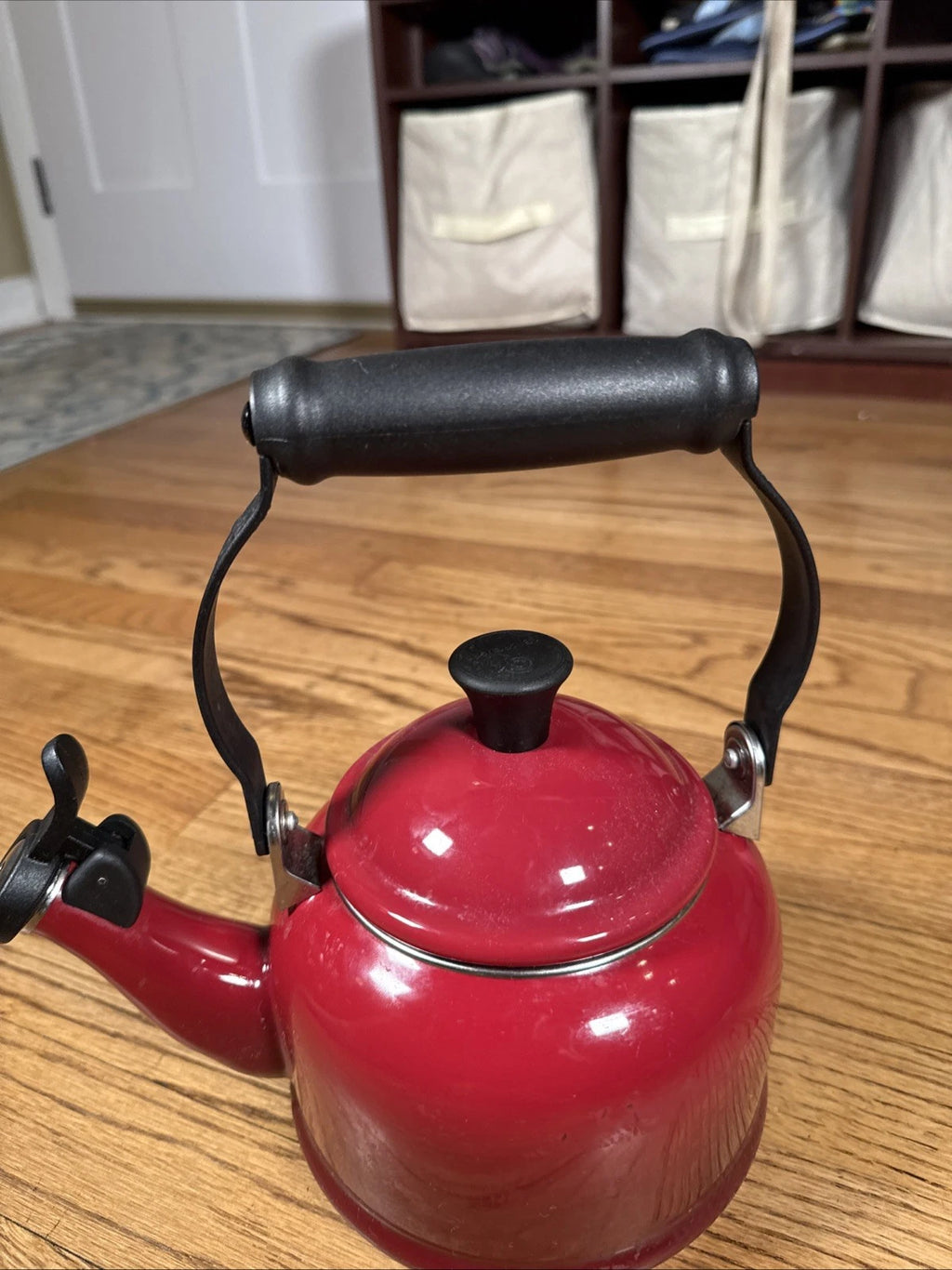 Le Creuset Traditional Red OMBRÉ Whistling Tea Kettle 1 Liters/ 1.25 US Quarts