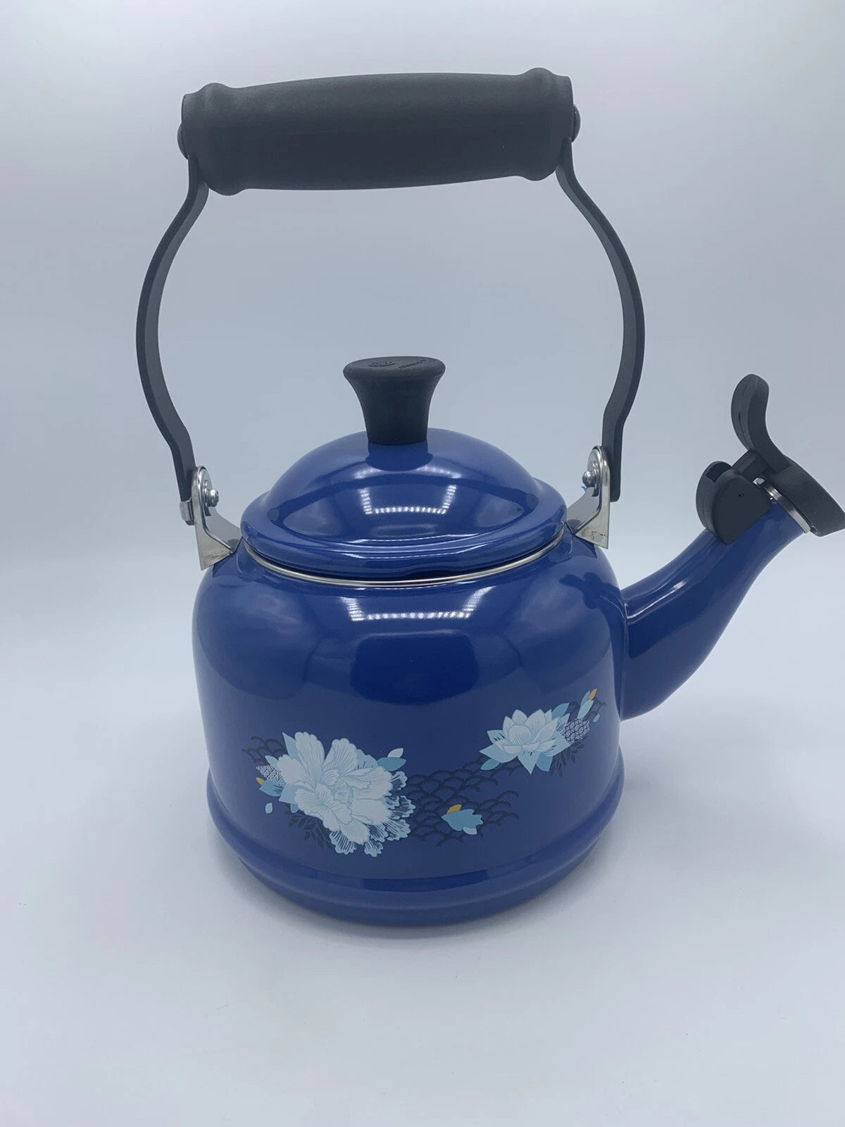 Le Creuset  “COBALT BLUE LOTUS”WHISTLING  TEA KETTLE 1.25 QT  Enamel Steel NIB