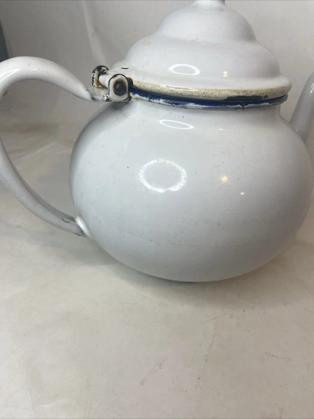 VINTAGE WHITE WITH BLUE TRIM ENAMEL WARE TEA POT