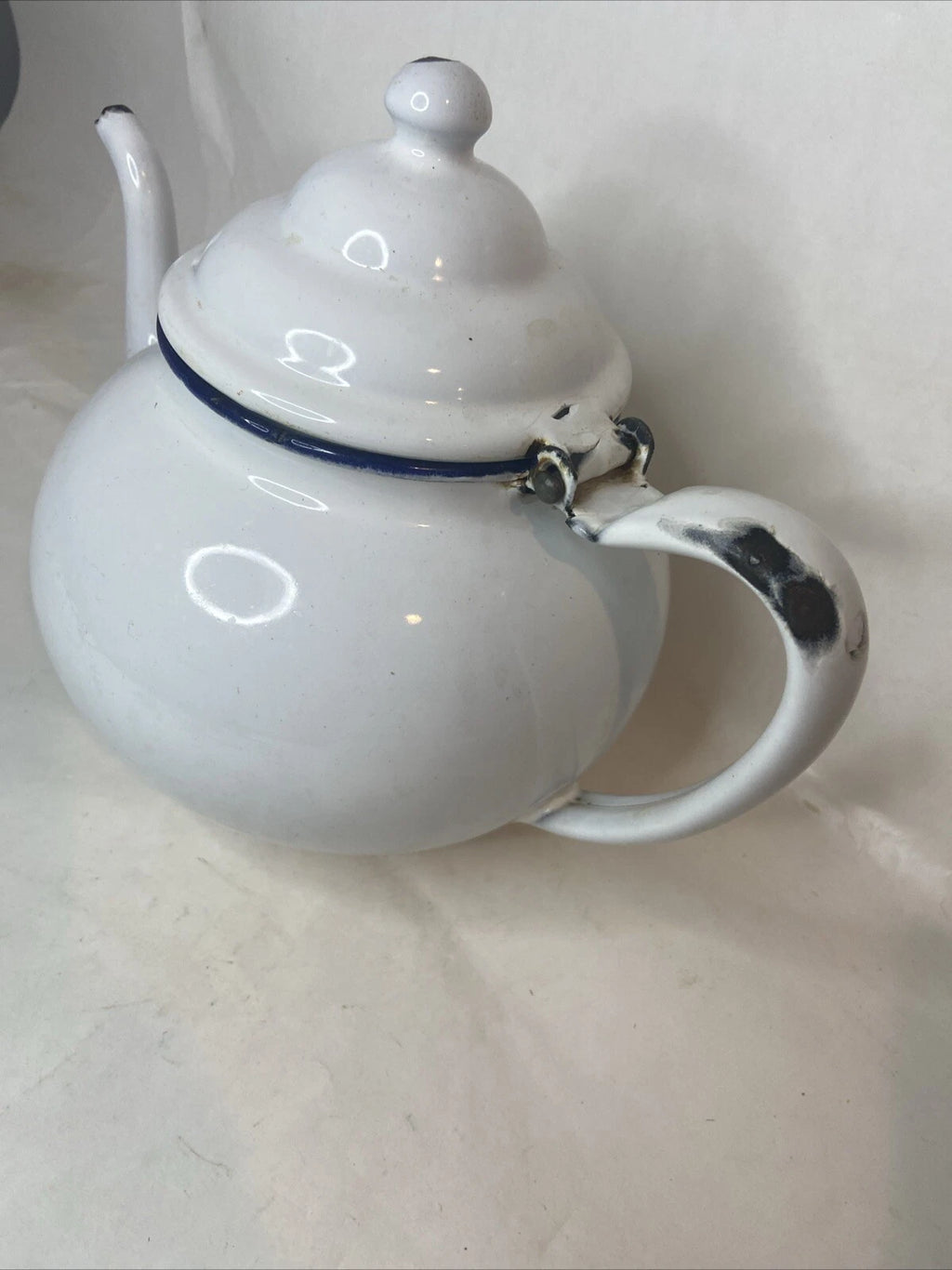 VINTAGE WHITE WITH BLUE TRIM ENAMEL WARE TEA POT