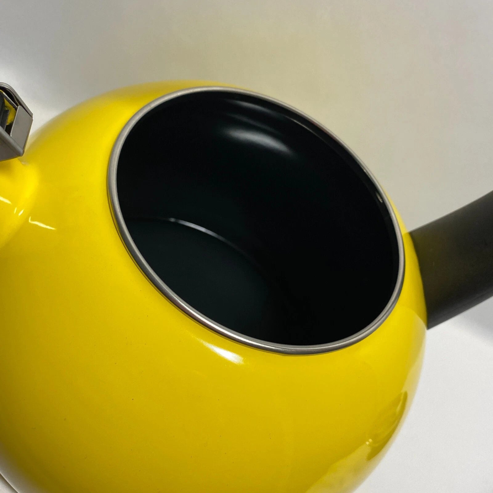 Chantal Whistling Teakettle Bright Yellow Enamel on Steel 2 Quart Kettle