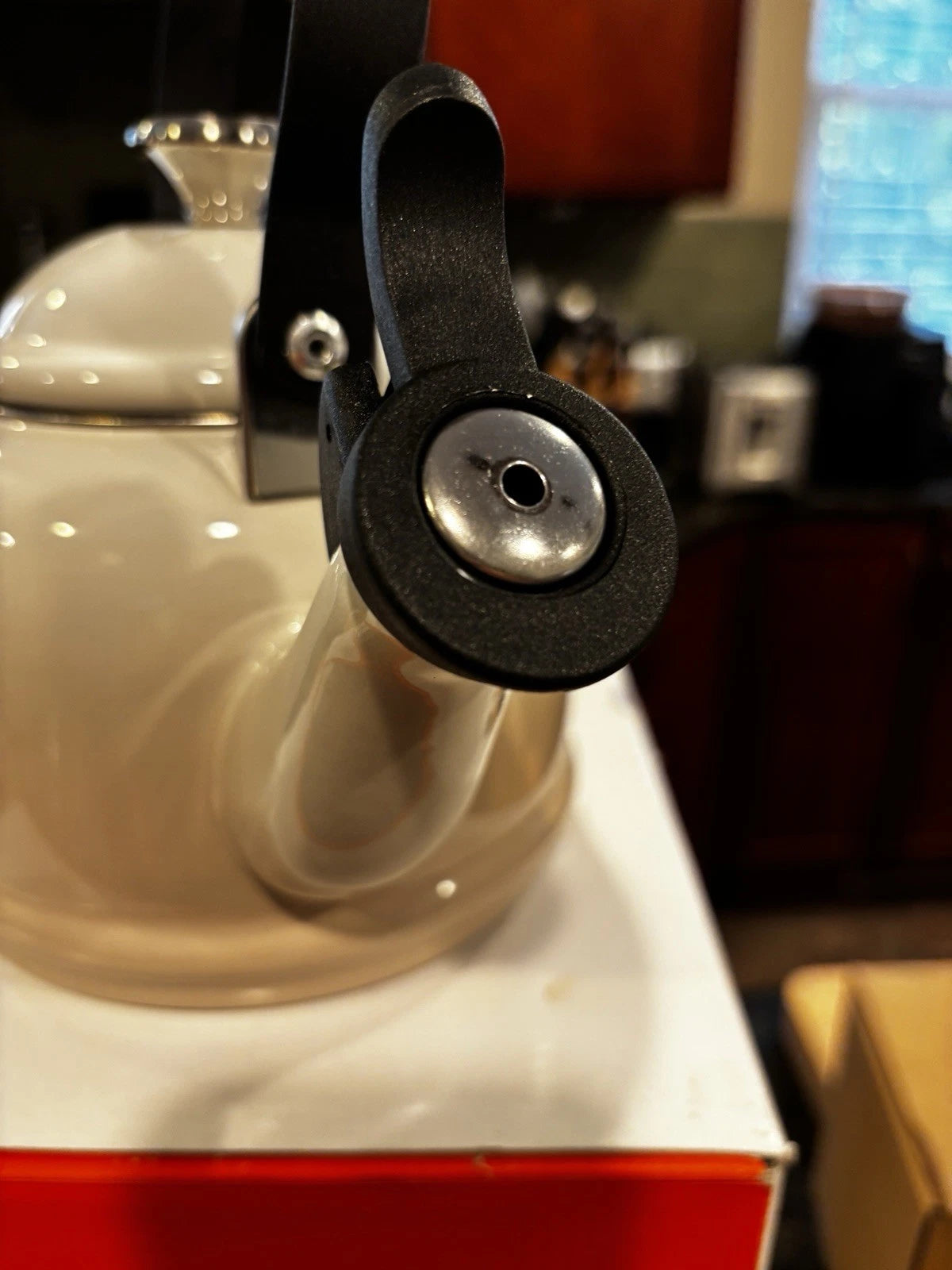 Le Creuset Demi Kettle Set W/ 2 14 Oz Mugs-Meringue-NIB