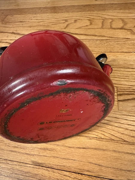 Le Creuset Traditional Red OMBRÉ Whistling Tea Kettle 1 Liters/ 1.25 US Quarts
