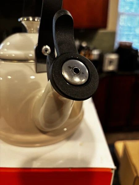 Le Creuset Demi Kettle Set W/ 2 14 Oz Mugs-Meringue-NIB