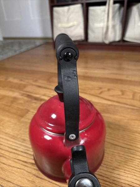 Le Creuset Traditional Red OMBRÉ Whistling Tea Kettle 1 Liters/ 1.25 US Quarts