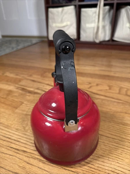 Le Creuset Traditional Red OMBRÉ Whistling Tea Kettle 1 Liters/ 1.25 US Quarts