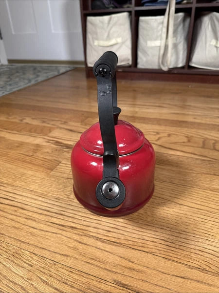 Le Creuset Traditional Red OMBRÉ Whistling Tea Kettle 1 Liters/ 1.25 US Quarts