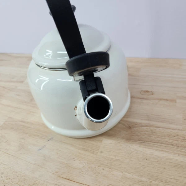 Le Creuset White Enamel Whistling Tea Kettle 1.25 Quarts 1.1 Litre