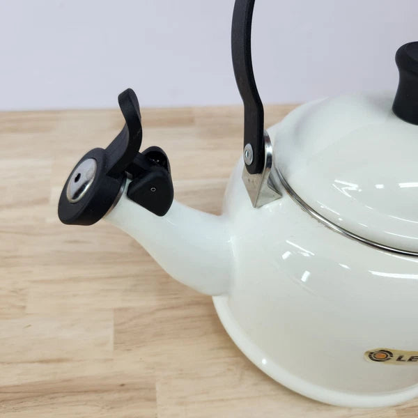 Le Creuset White Enamel Whistling Tea Kettle 1.25 Quarts 1.1 Litre
