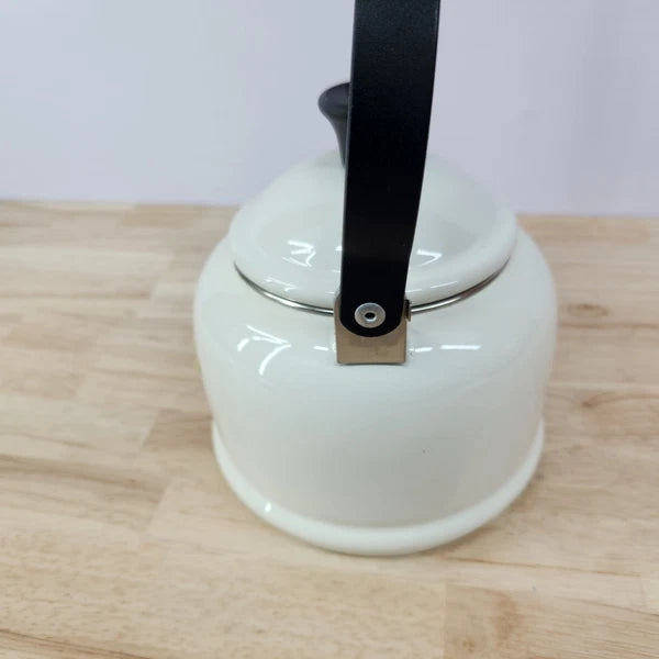Le Creuset White Enamel Whistling Tea Kettle 1.25 Quarts 1.1 Litre