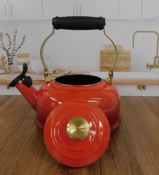 Le Creuset Classic 1.7 Quart Whistling Kettle with Gold Knob, Cerise - New