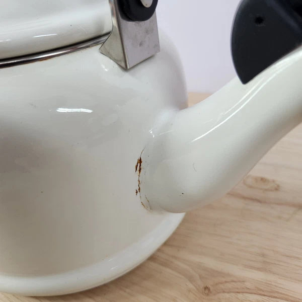 Le Creuset White Enamel Whistling Tea Kettle 1.25 Quarts 1.1 Litre