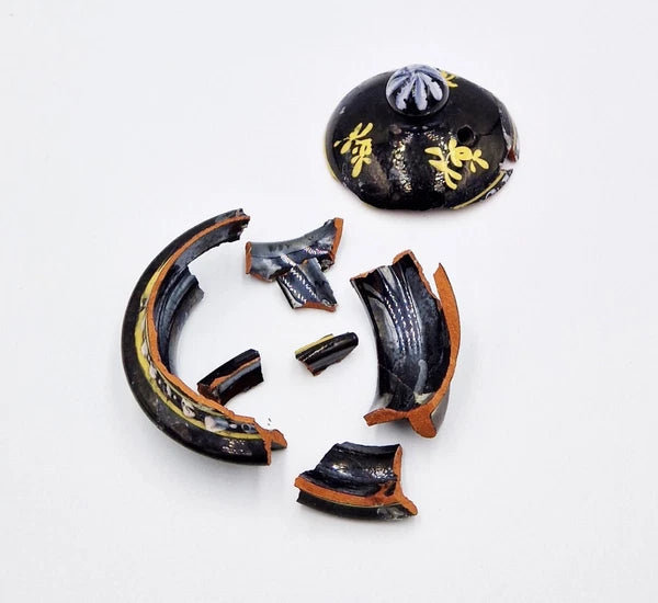 GEORGIAN JACKFIELD GLAZE POTTERY ENAMELLED BACHELORS TEAPOT c1780 a/f