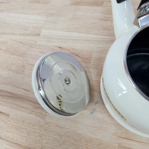 Le Creuset White Enamel Whistling Tea Kettle 1.25 Quarts 1.1 Litre