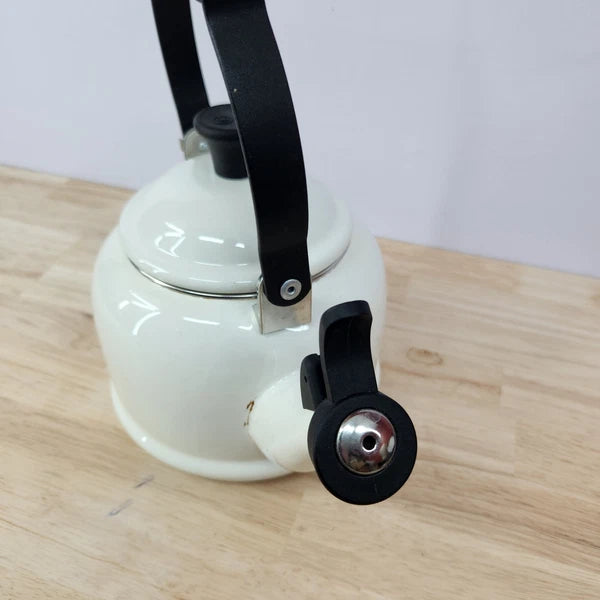 Le Creuset White Enamel Whistling Tea Kettle 1.25 Quarts 1.1 Litre