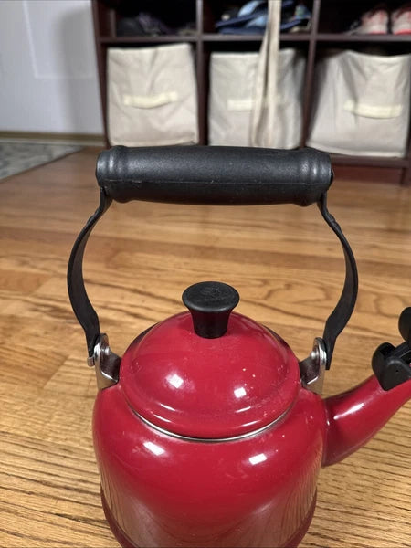Le Creuset Traditional Red OMBRÉ Whistling Tea Kettle 1 Liters/ 1.25 US Quarts