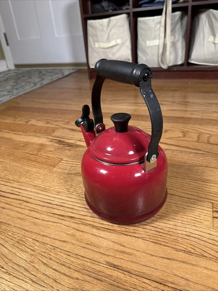Le Creuset Traditional Red OMBRÉ Whistling Tea Kettle 1 Liters/ 1.25 US Quarts