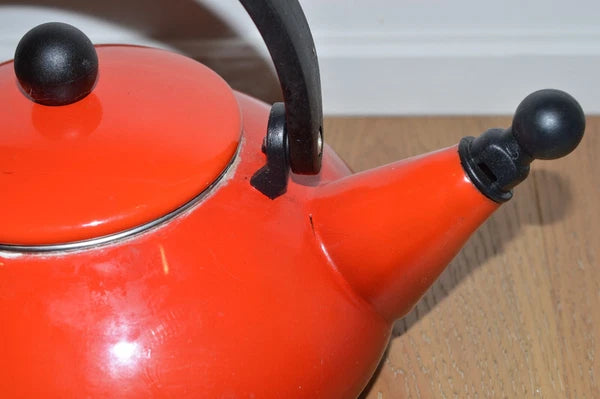 LE CREUSET Zen Tea Pot 1.5 L 1.6 Qt Cherry Red Enamel Whistling Kettle