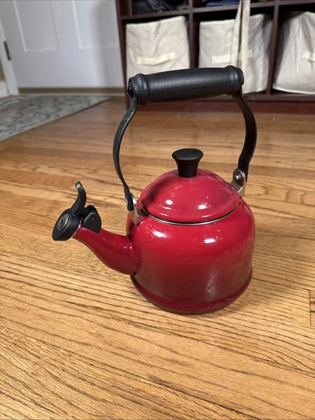 Le Creuset Traditional Red OMBRÉ Whistling Tea Kettle 1 Liters/ 1.25 US Quarts