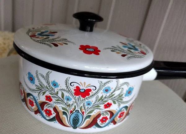 VTG White Enamelware Rosemaling Cookware 6 piece Tea pot stock pot sauce pan